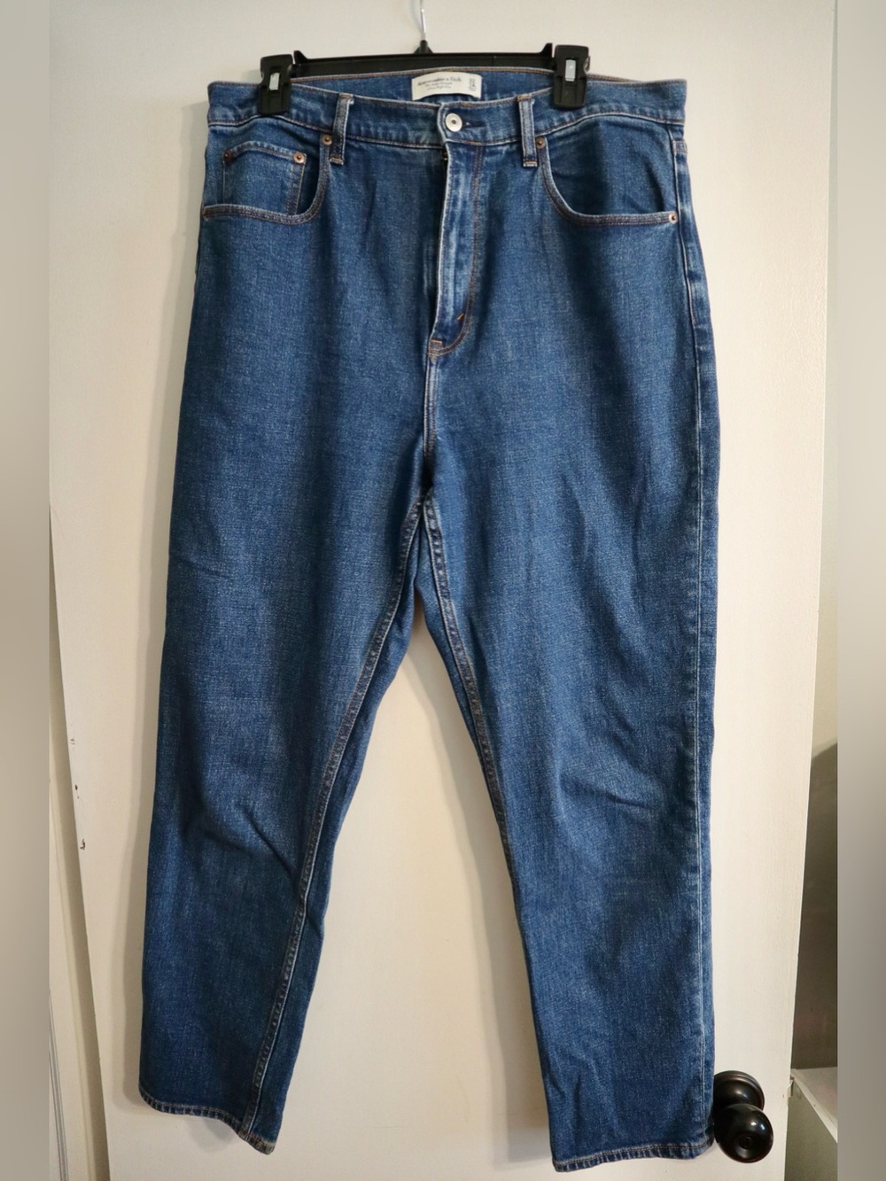 Abercrombie dark wash straight leg ankle Jean. Size 14L/32